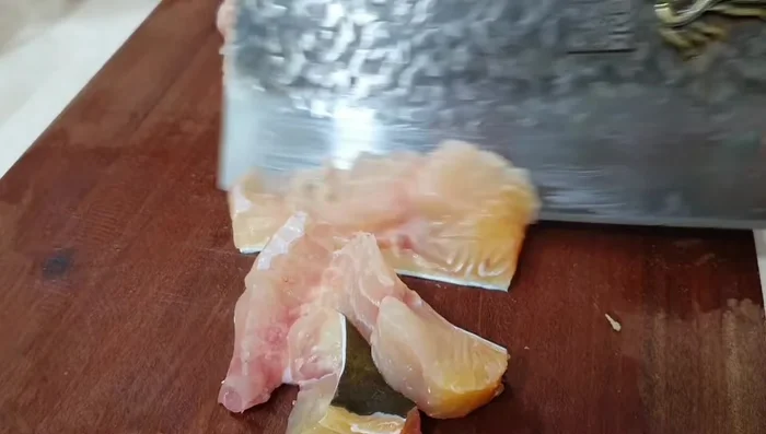 Cut the catfish fillet into 4 cm thick pieces.