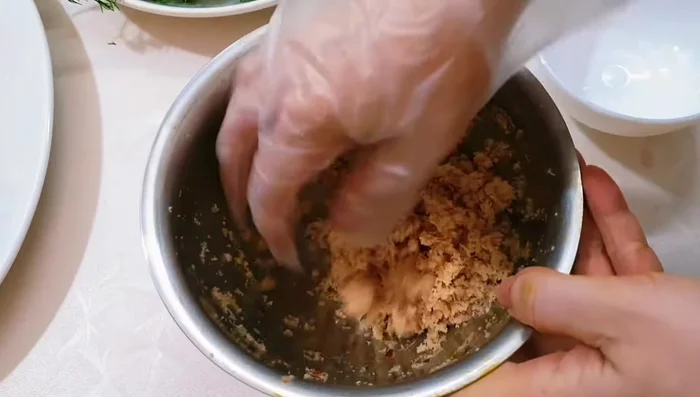 Pound galangal into small pieces and squeeze out the juice. Do the same with fresh turmeric.