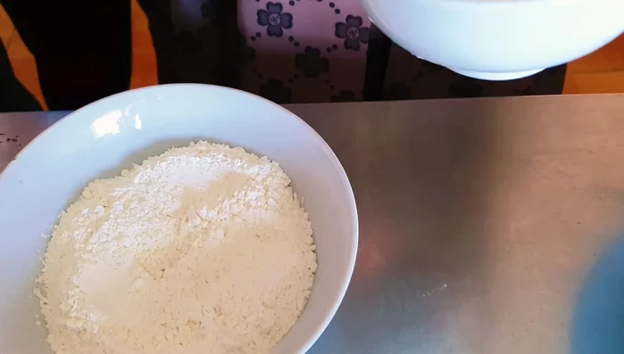 Mix fried flour, 1.5 spoons of nylon powder, and another teaspoon of flour in a bowl. (348.86)