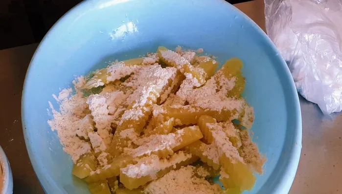 Coat potatoes thinly with the flour mixture and let rest for 15 minutes. (435.979)