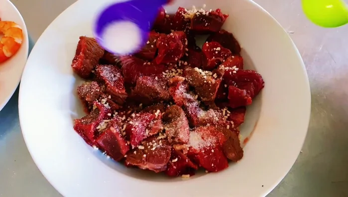 Cut beef into cubes and marinate with seasoning powder, MSG, sugar, and pepper for 30 minutes. (494.52)