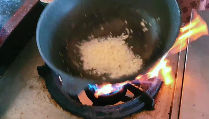 Stir-fry garlic in oil. Add marinated beef and stir-fry quickly over medium-high heat until cooked through. (516.599)
