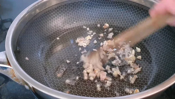 Heat oil in a pan, add minced garlic and fry until golden brown.
