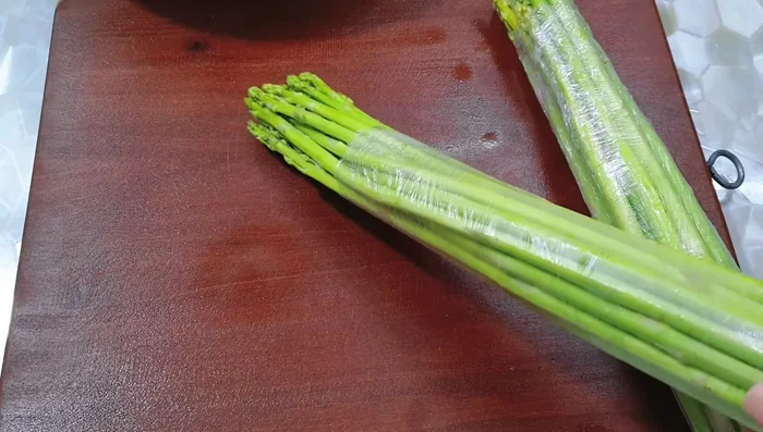 Cut asparagus into 4-5cm pieces. Soak in diluted salt water to clean.