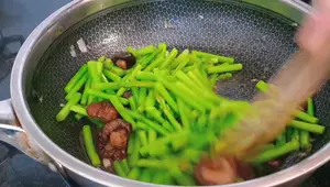 Stir-fried Asparagus with Shiitake Mushrooms: Crunchy, Sweet, and Green!