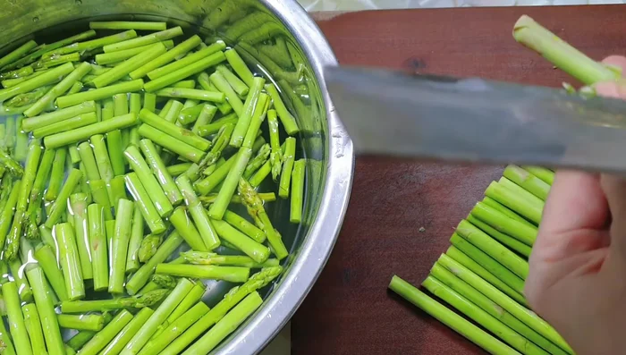 Discard the hard parts of the asparagus and keep only the young parts.