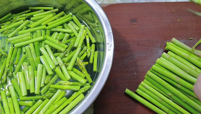 After soaking asparagus in salt water for 5 minutes, wash and drain thoroughly.