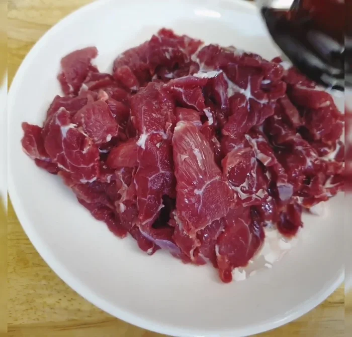 Marinate the beef with oyster sauce, MSG, seasoning powder, and cooking oil. Mix well and let it sit for about 30 minutes.