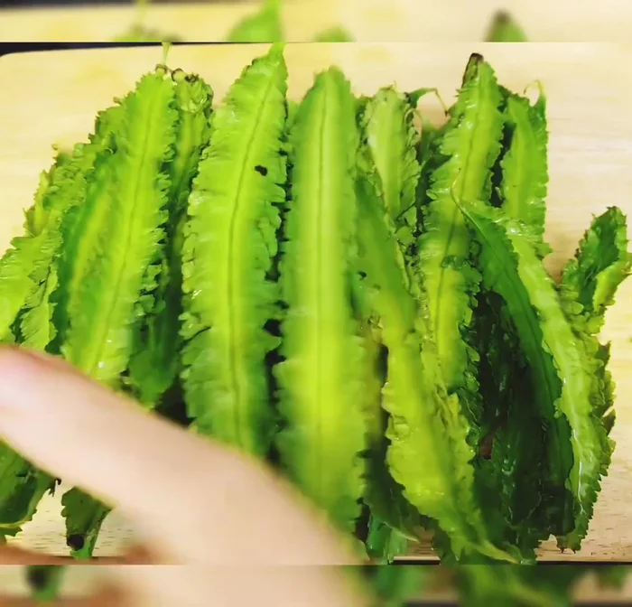 Prepare the long beans: Cut off the stem and cut them into thin pieces.
