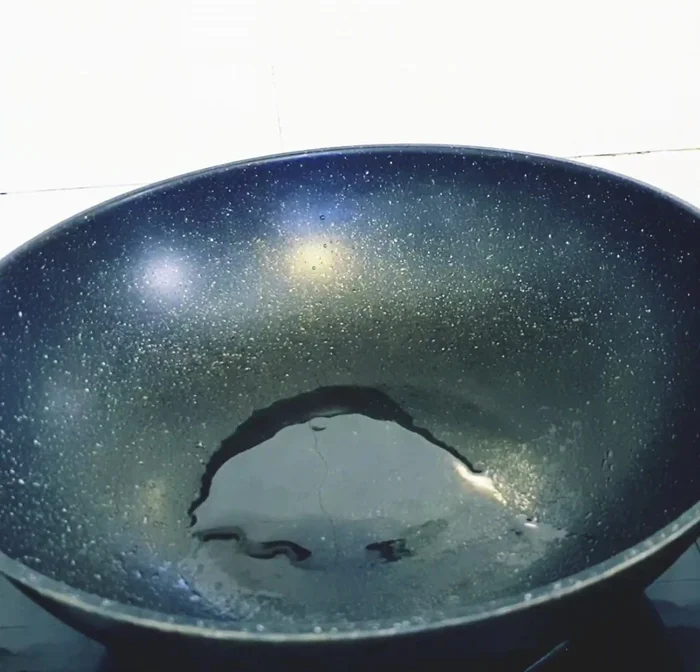 Add a little more cooking oil to the pan, fry garlic again until fragrant. Add the long beans and stir-fry until cooked.