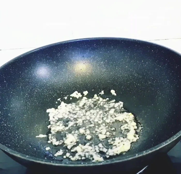 Season to taste. Stir-fry over high heat to maintain the green color of the beans.