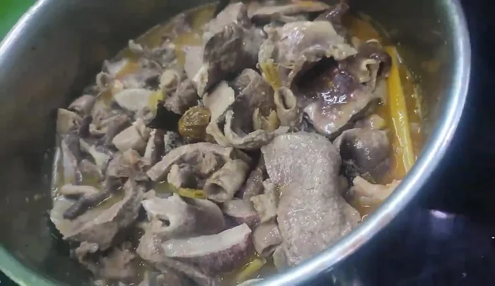 Add the liver and lungs. Stir and cook for another 10 minutes.