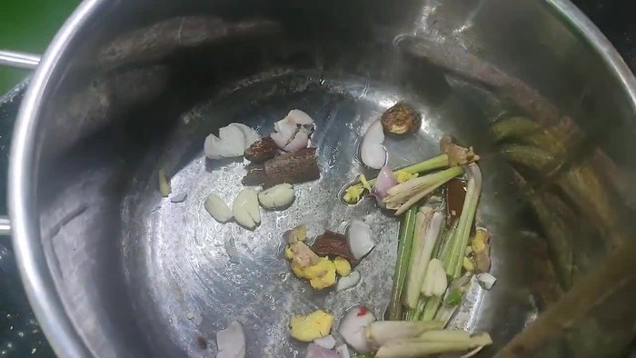 Cleanly prepare all ingredients. Thoroughly wash and squeeze the buffalo meat, internal organs, and salt with wine.