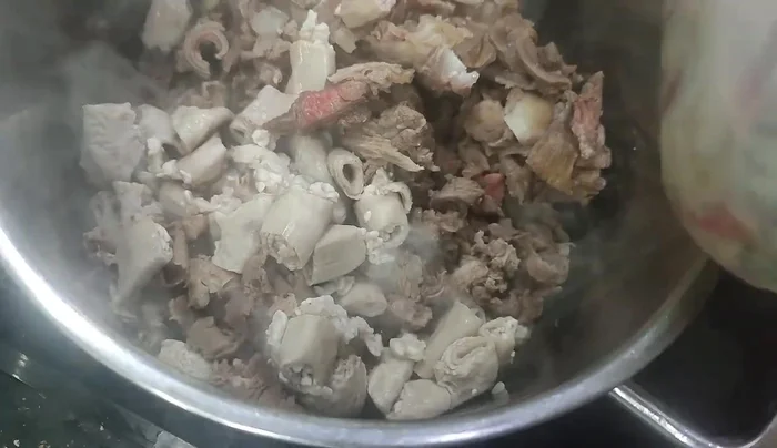 Blanch the chopped internal organs with Mai quy wine to enhance their fragrance.