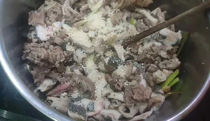 Prepare the spice mixture: sesame seeds, salt, sugar, MSG, and fish sauce. Add oyster sauce to taste.