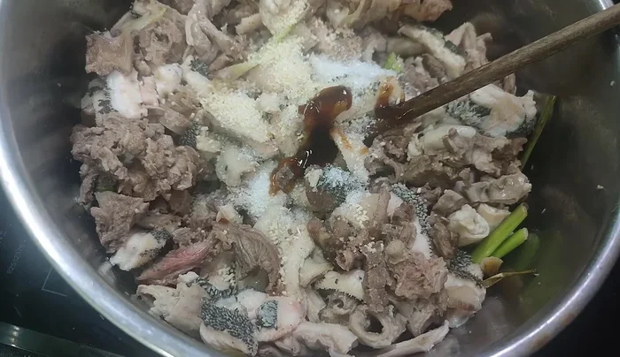Add roasted mac khen, doi seeds, lemon leaves, coriander leaves, and thang co leaves.
