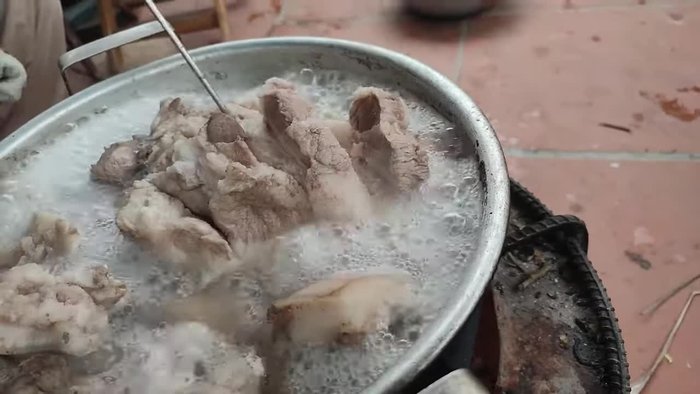 Wash and boil the pig's cheek meat to clean it.