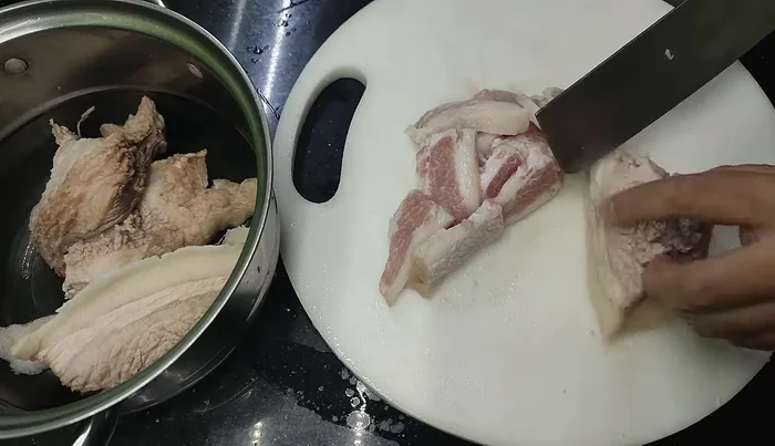 Cut the meat into bite-sized pieces.
