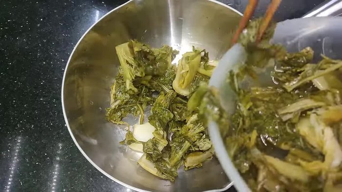 Layer the bottom of the pot with sour cabbage. If not too sour, no need to wash.
