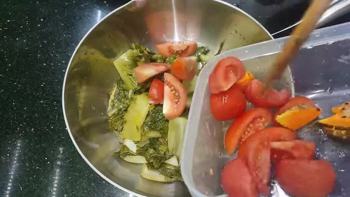 Add a layer of tomatoes and crushed turmeric for fragrance and to reduce fishy smell.