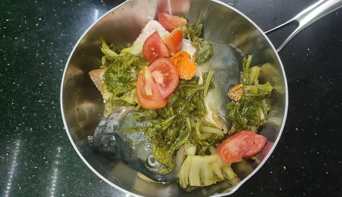 Add spices (flour, turmeric powder).