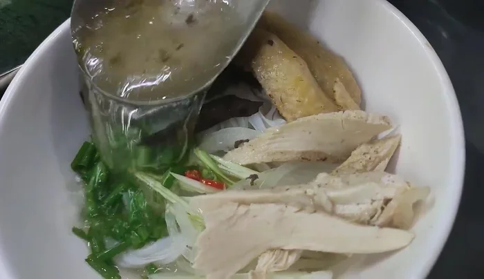 Cook the sliced onions separately and place them in a portion of the bowl for presentation.