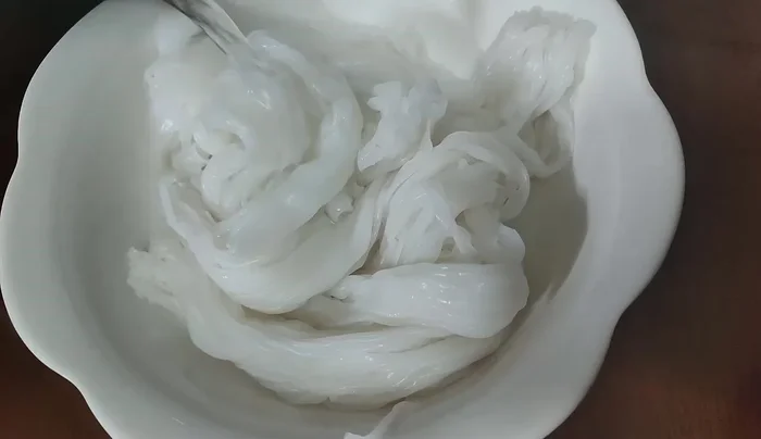 Blanch the pho noodles to make them fluffy.