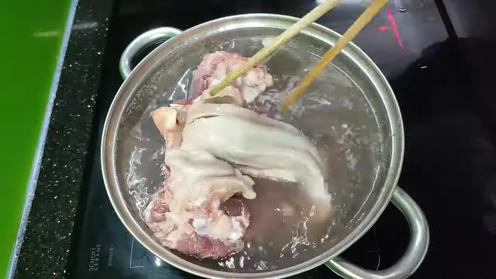 Wash the pig tongue thoroughly.