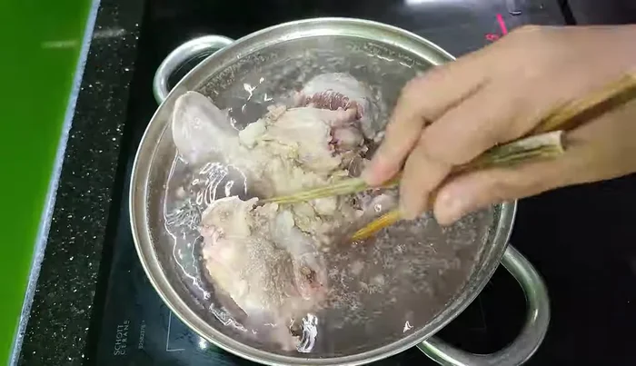 Blanch the tongue in boiling water until the skin can be peeled off. Remove immediately to prevent difficulty in peeling.