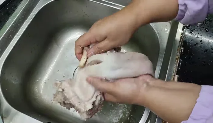 Rub the tongue with salt and wash thoroughly several times to remove all slime and membrane.