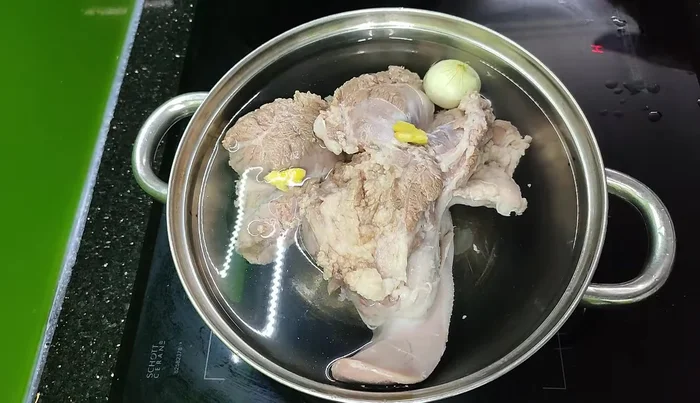 Add ginger, onion (or purple onion), pear seed, and a little salt to the pot.