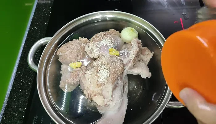 Boil the tongue with the added ingredients for about 40 minutes.