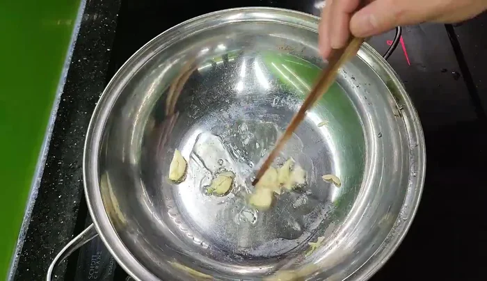 Slice the liver thinly to remove blood and toxins.