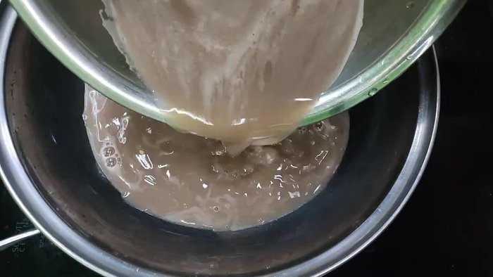 Put the filtered crab mixture into a pot and add salt.