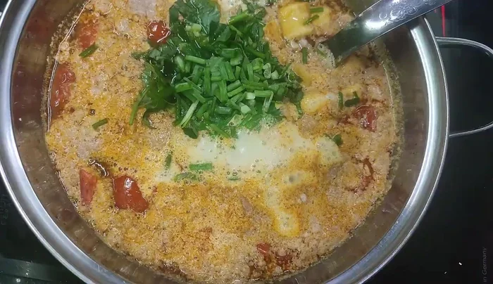 Serve hot with various toppings such as chicken, cartilage, ham, meatballs, etc., and greens/spinach.