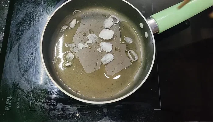 Boil the water, stirring gently at the bottom to prevent burning.