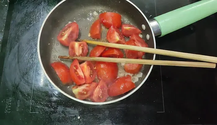 Sauté some onions and add sour fish to make the soup sour and refreshing.