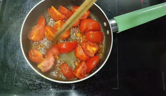 Add annatto oil and stir-fry. Add the crab meat separated from the shells.