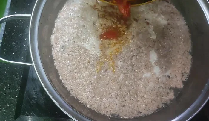 Pour the tomato and crab paste on top and add a few bad fruits to the bottom.