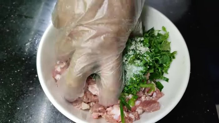 Prepare the intestines: Clean and thin the pig's small intestines. If you want softer intestines, add chopped onion.