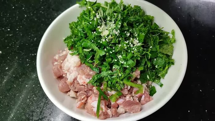 Prepare the vegetables: Chop Hong Que, onion, dill, and peanuts.