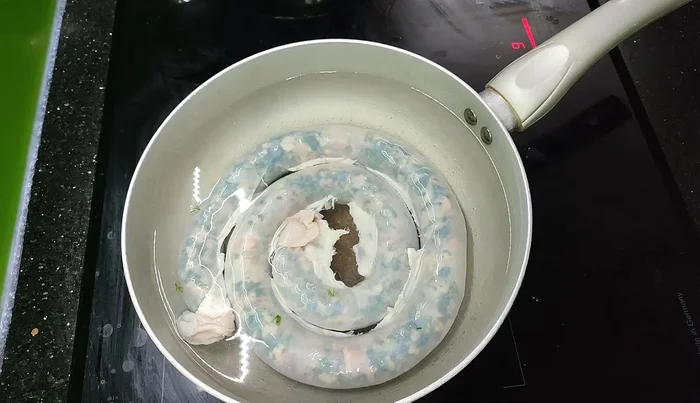 Boil the stuffed intestines: Boil the stuffed intestines, ensuring the lid is slightly open to prevent bursting.