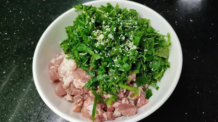Prepare the meat mixture: Combine minced meat, chopped cartilage, fish sauce, MSG, Mai Quy wine (or white wine), and chopped vegetables.