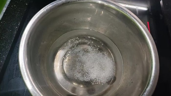 Prepare the brine: Boil 1 liter of water with 1 full spoon of salt and 1/2 spoon of sugar. Let it cool completely.