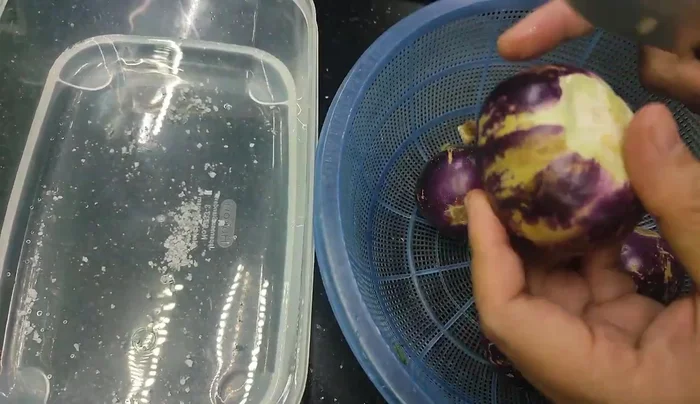 Soak the eggplant: Prepare a bowl of water with a little salt and lemon juice or vinegar to prevent discoloration. Soak the eggplant pieces for about 15 minutes to release dirty water.