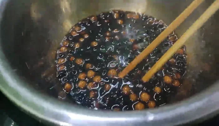 Combine: Add the prepared tapioca pearls to the tea mixture.