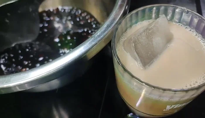 Chill: Refrigerate the milk tea. The tapioca pearls are best consumed within 4-6 hours after preparation.