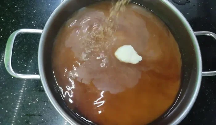 Mix the tea base: Combine filtered tea, cream powder, 100g of sugar, and condensed milk (or white sugar). Stir well.