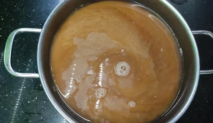 Prepare the pearl mixture: After boiling the pearls, let them sit for another 20 minutes. Rinse thoroughly with cold water several times. Add 50ml of water and brown sugar, cook until the mixture thickens.
