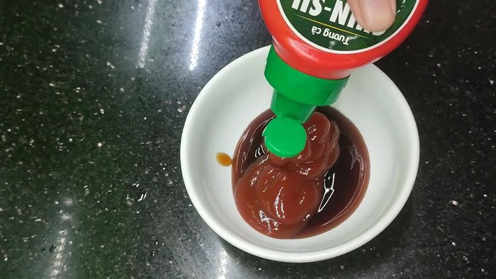 Combine oyster sauce (200g), sugar (40g), chili sauce (25g), and 75g of the unspecified ingredient in a mixing bowl. Mix well to create a mixture.